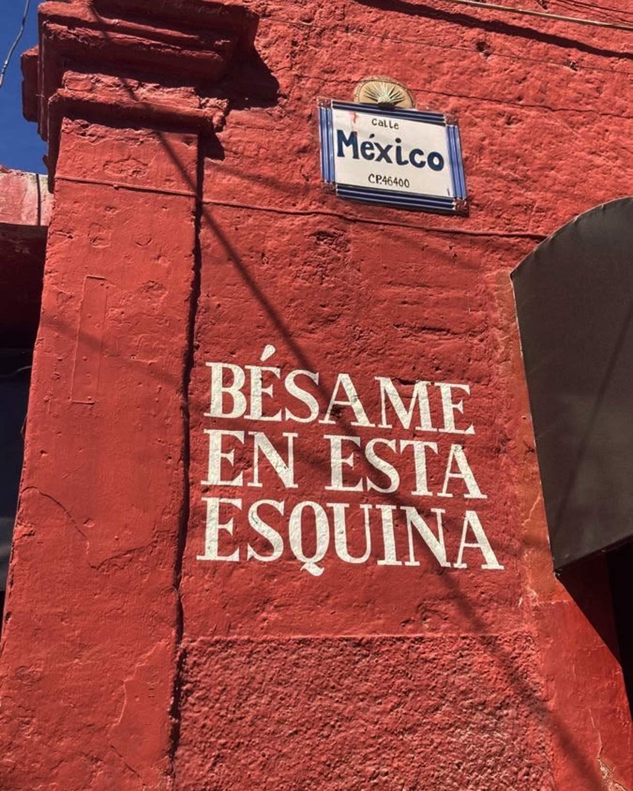 Надпись на стене BÉSAME EN ESTA ESQUINA