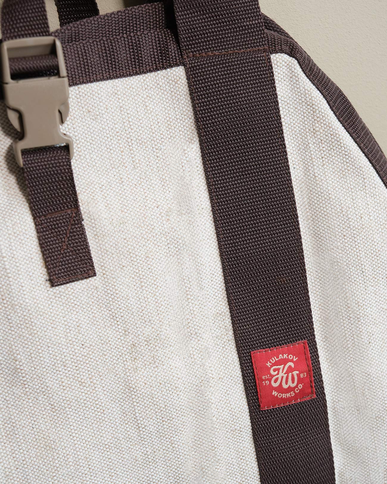 Бежевая сумка для дров Тува с карманом и коричневыми ручками