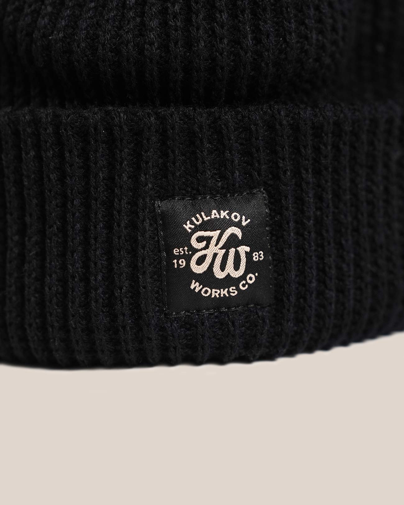 Чёрная вязаная шапка 