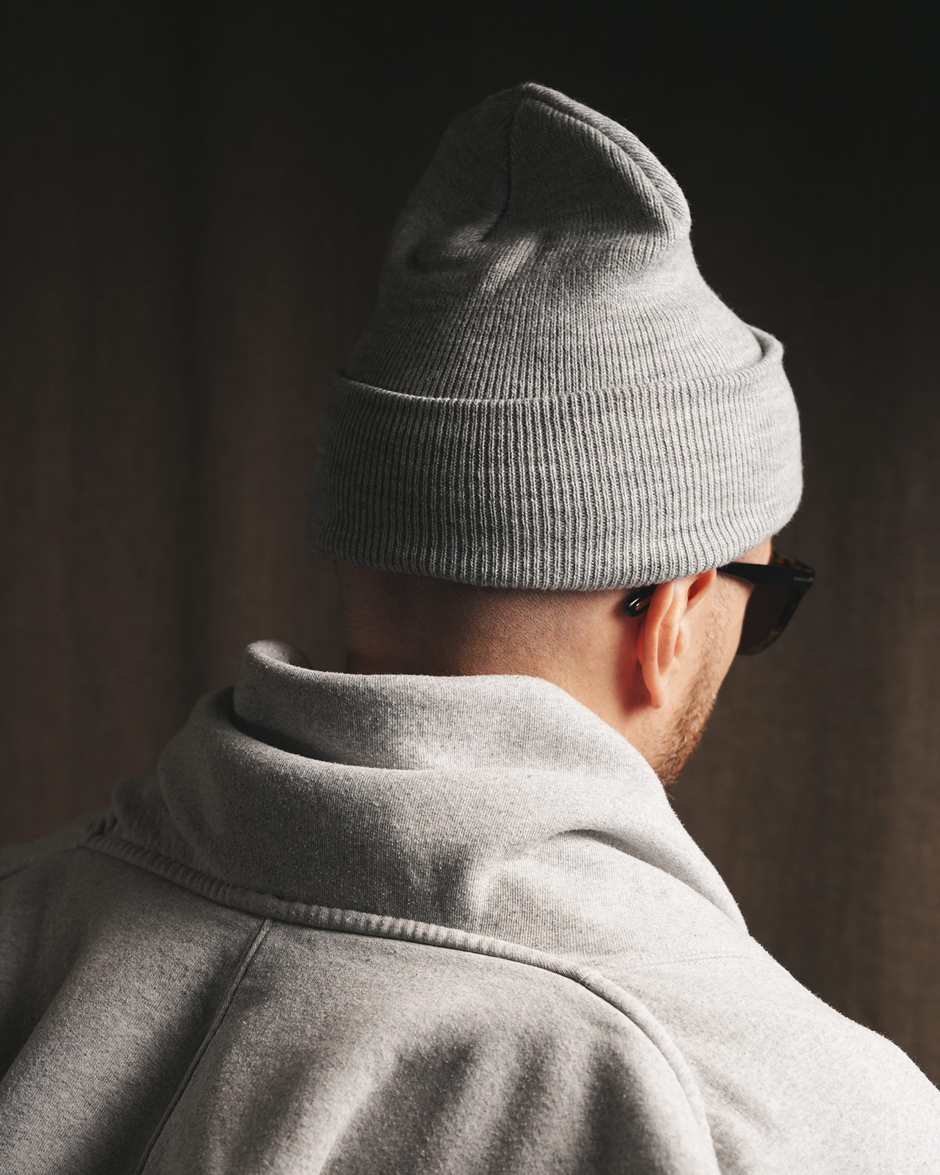 Минималистичная серая шапка бини для уличного стиля