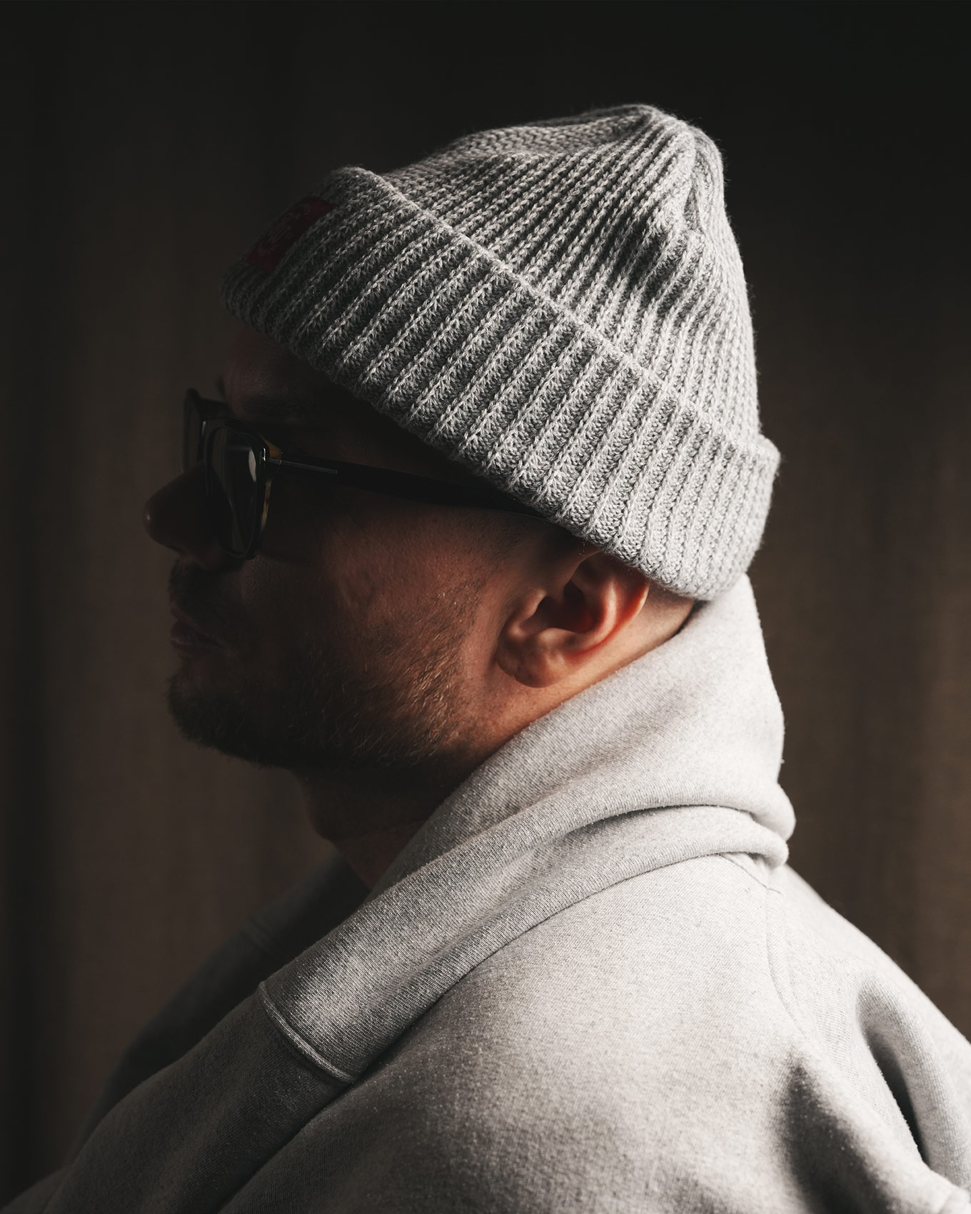 Серая базовая шапка унисекс
