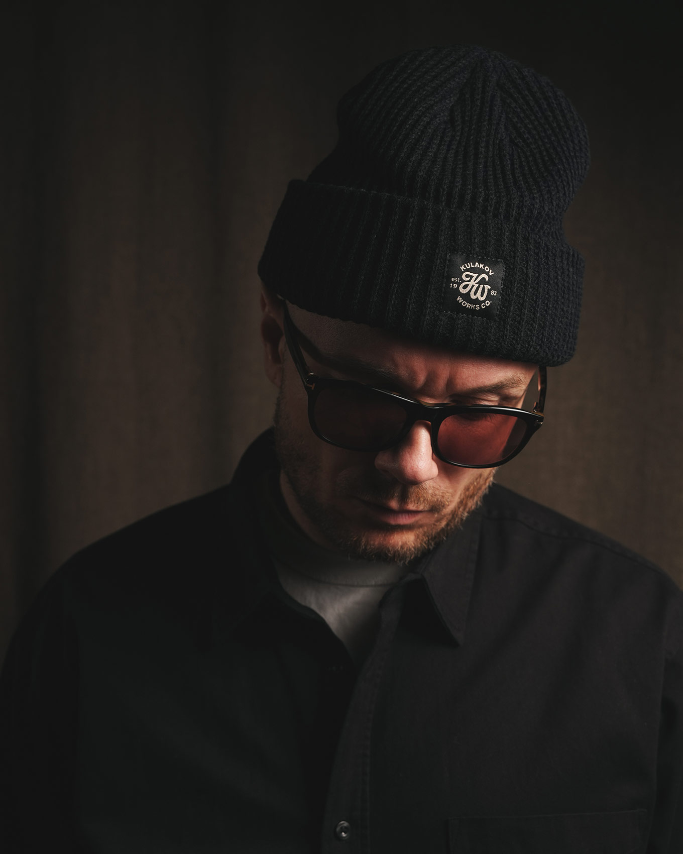 Мужская чёрная вязаная шапка бини в минималистичном стиле