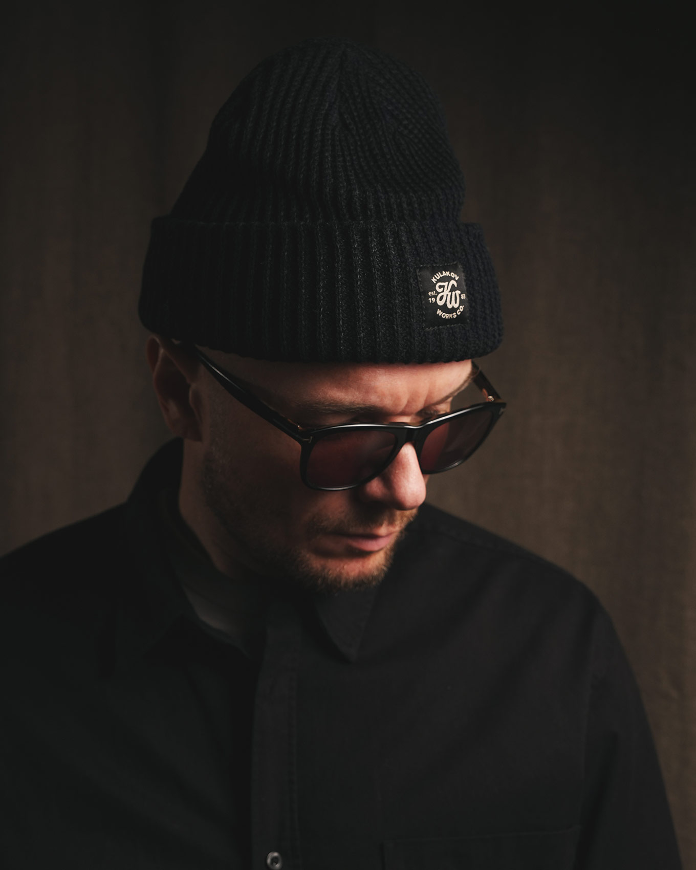 Чёрная вязаная шапка с отворотом