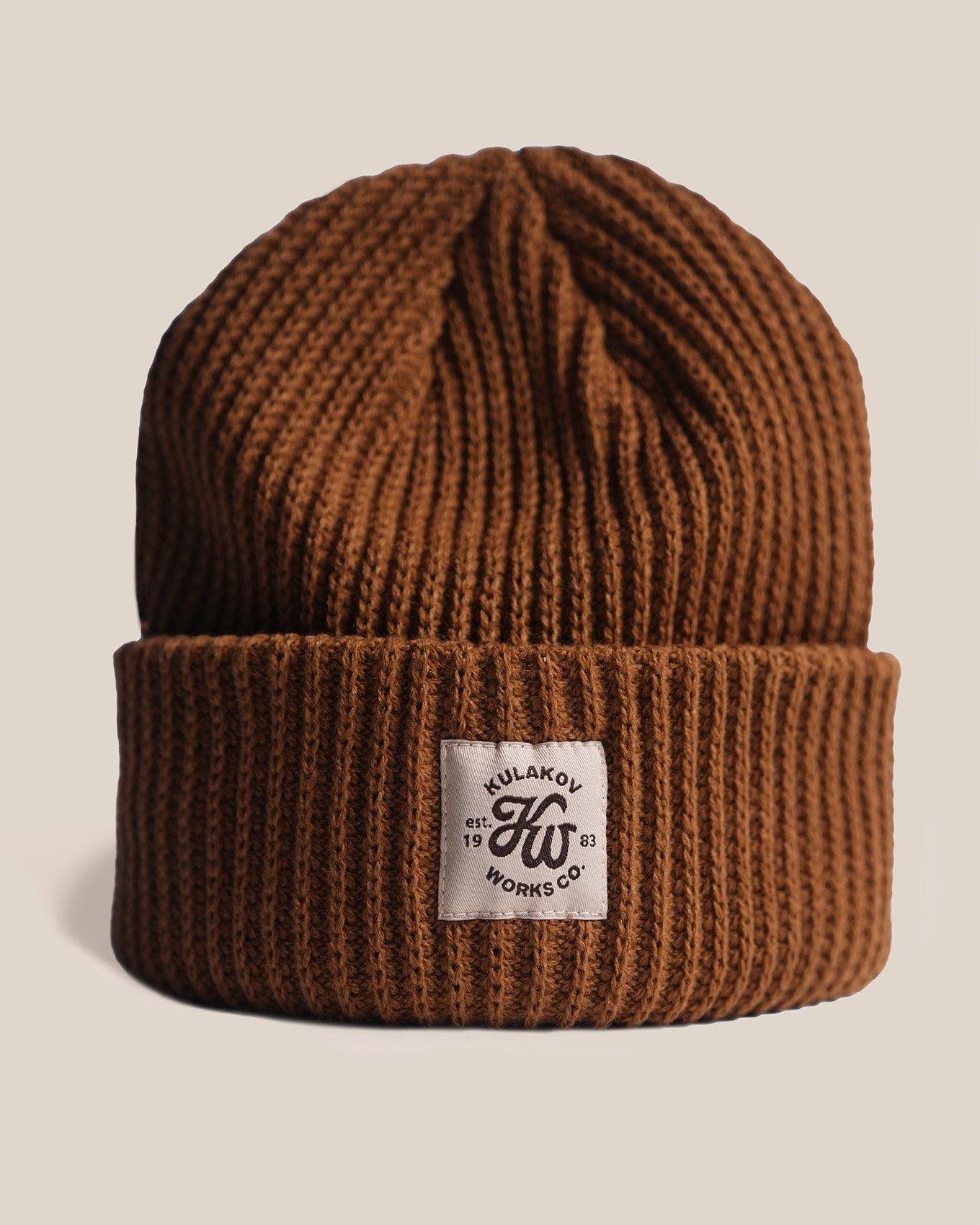 Коричневая базовая вязаная шапка с шевроном