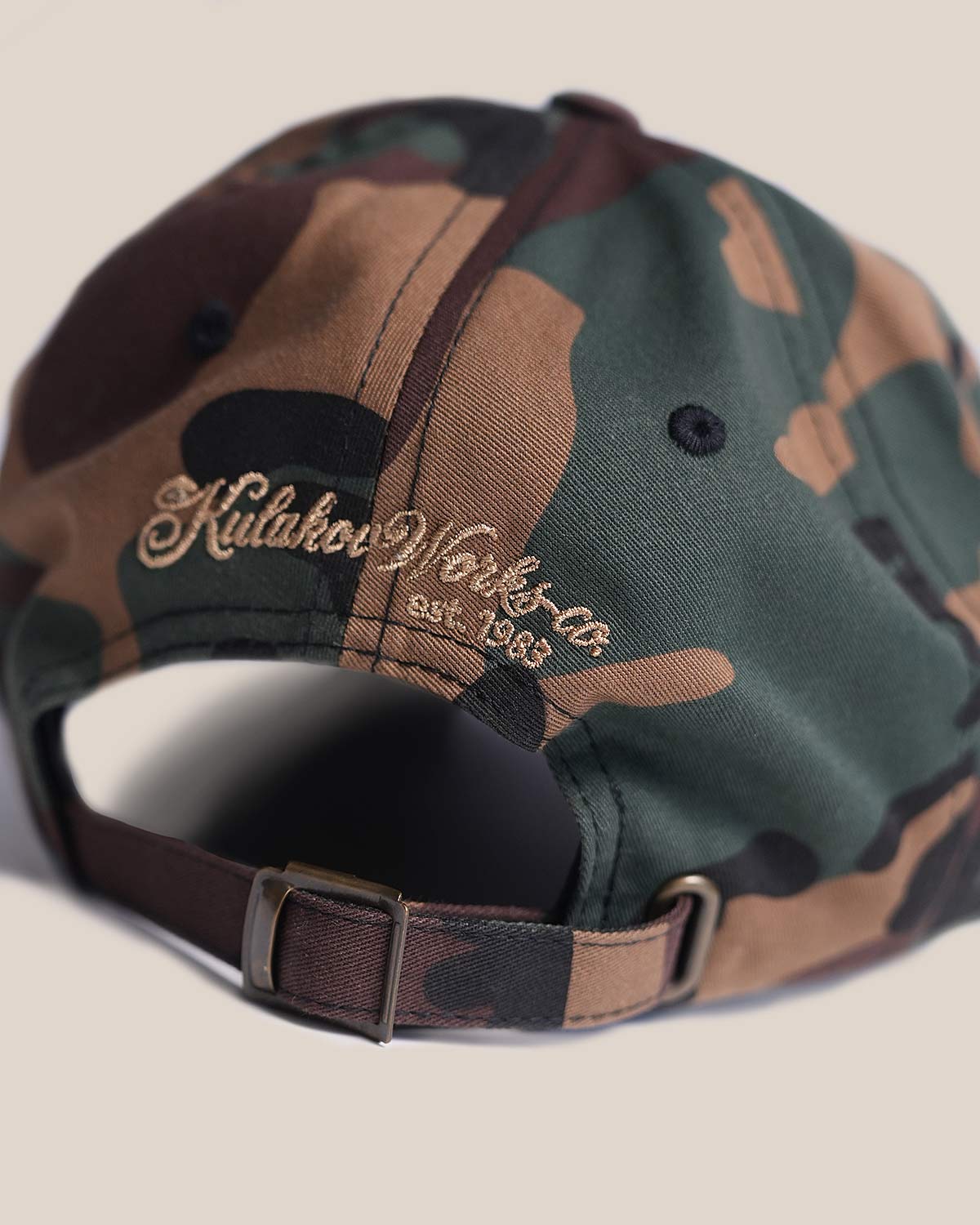 Камуфляжная кепка Kulakov Works dad hat вид сзади вышивка Kulakov Works co.