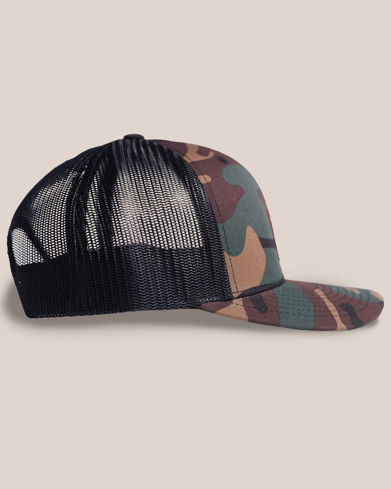 камуфляжная кепка с сеткой и красным шевроном Kulakov Works