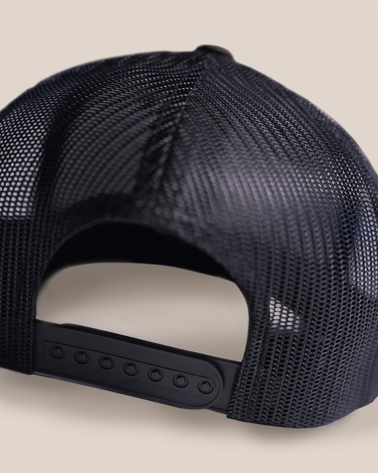 Застежка на кепке сзади 