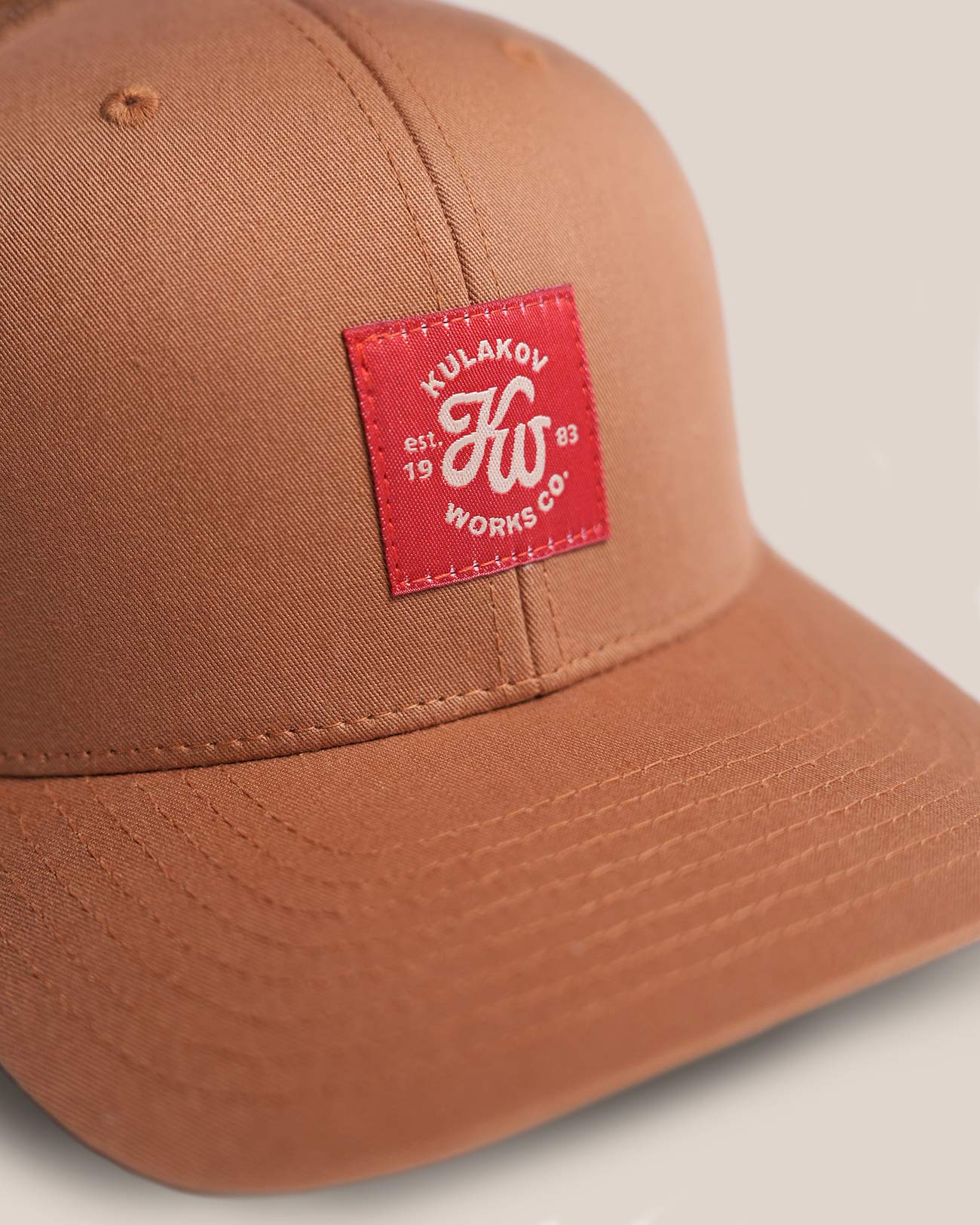 Кепка с сеткой и красной нашивкой Кулаков