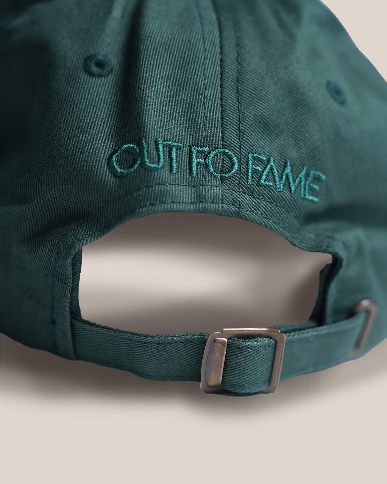 Бейсболка зеленая с белой вышивкой OUT FO FAME