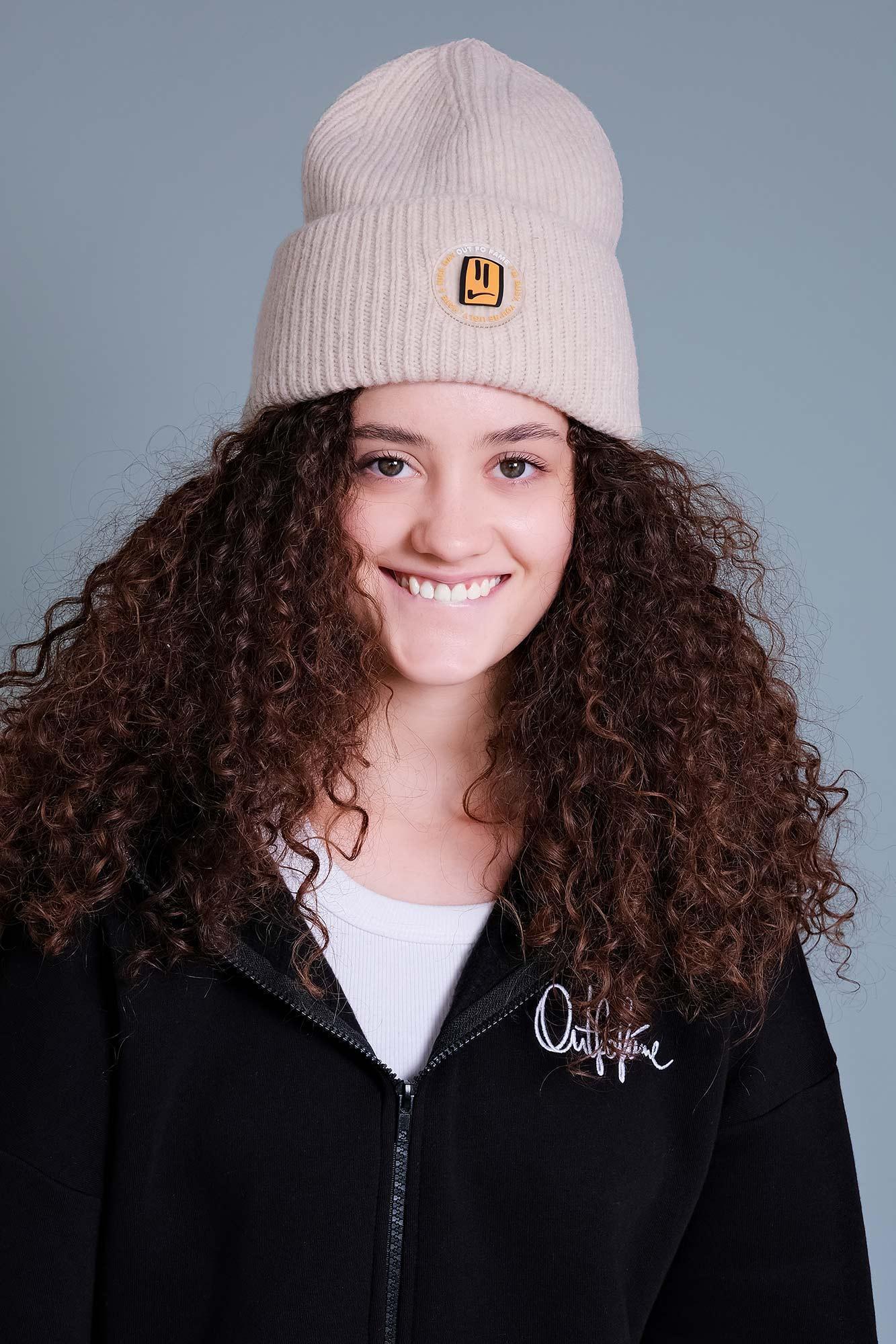 Шерстяная шапка унисекс светло-серая с резиновым шевроном OUT FO FAME