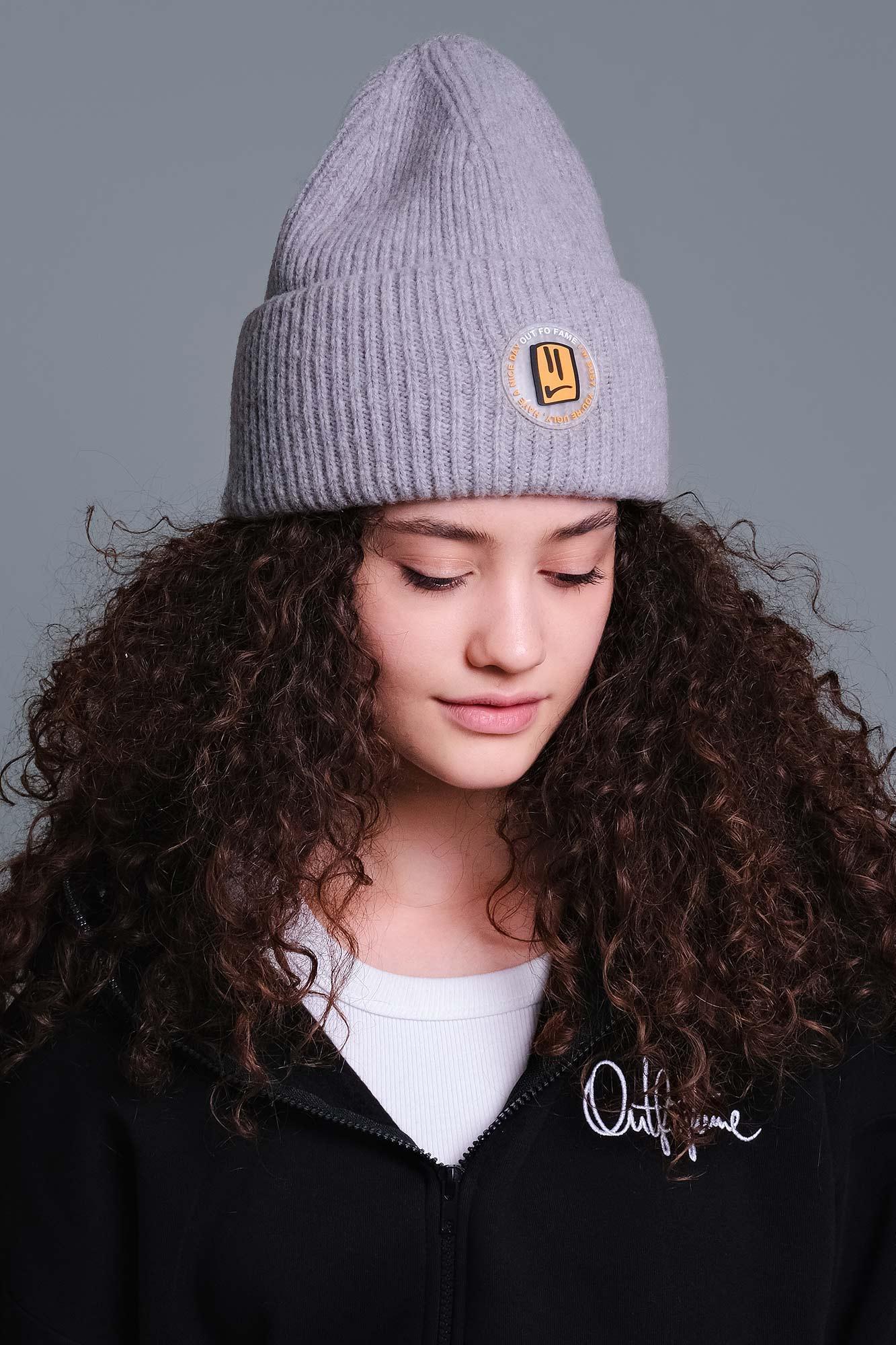 Шерстяная теплая шапка женская серая с резиновым шевроном OUT FO FAME