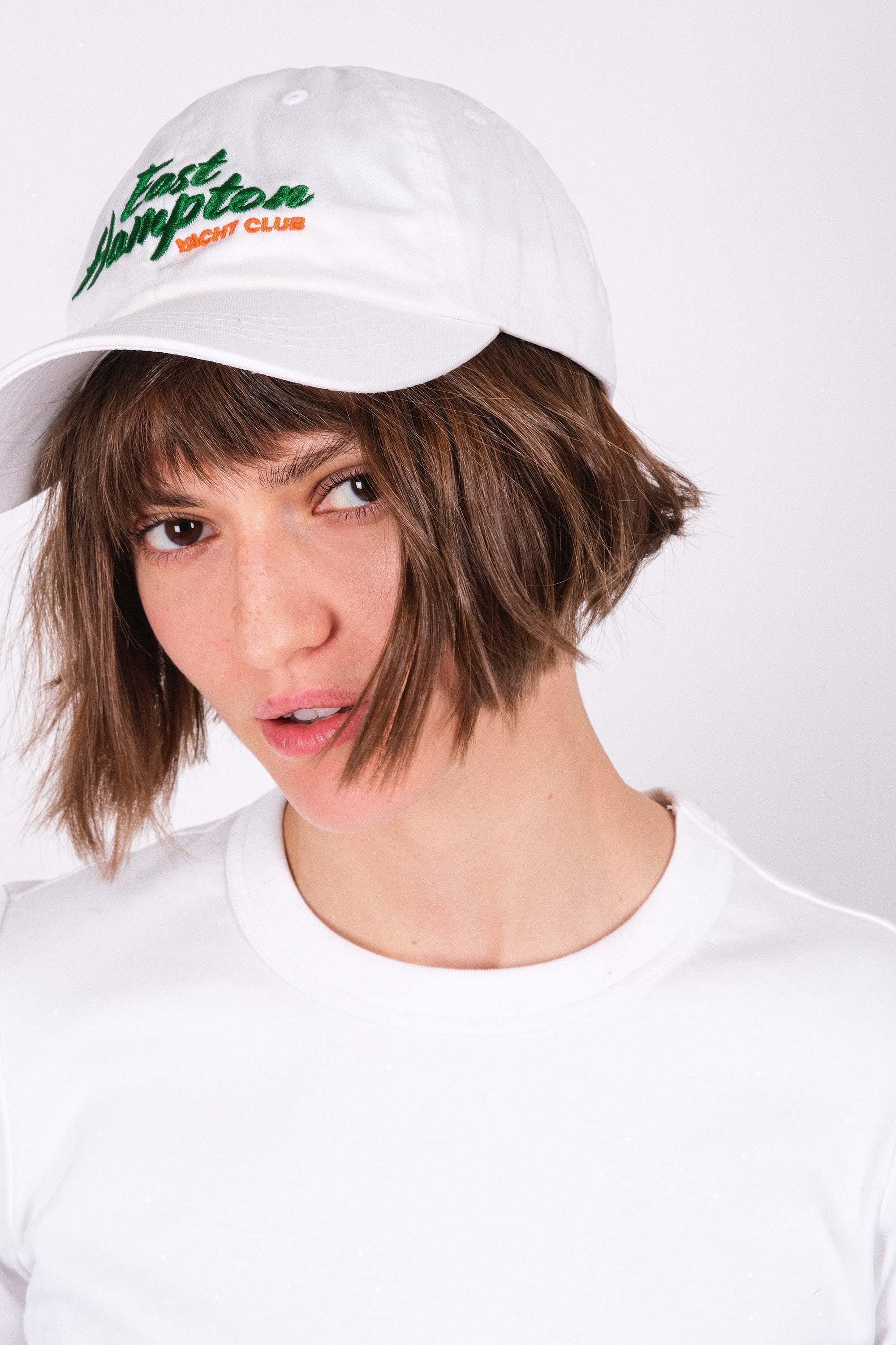Бейсболка белого цвета OUT FO FAME с зеленой цветом