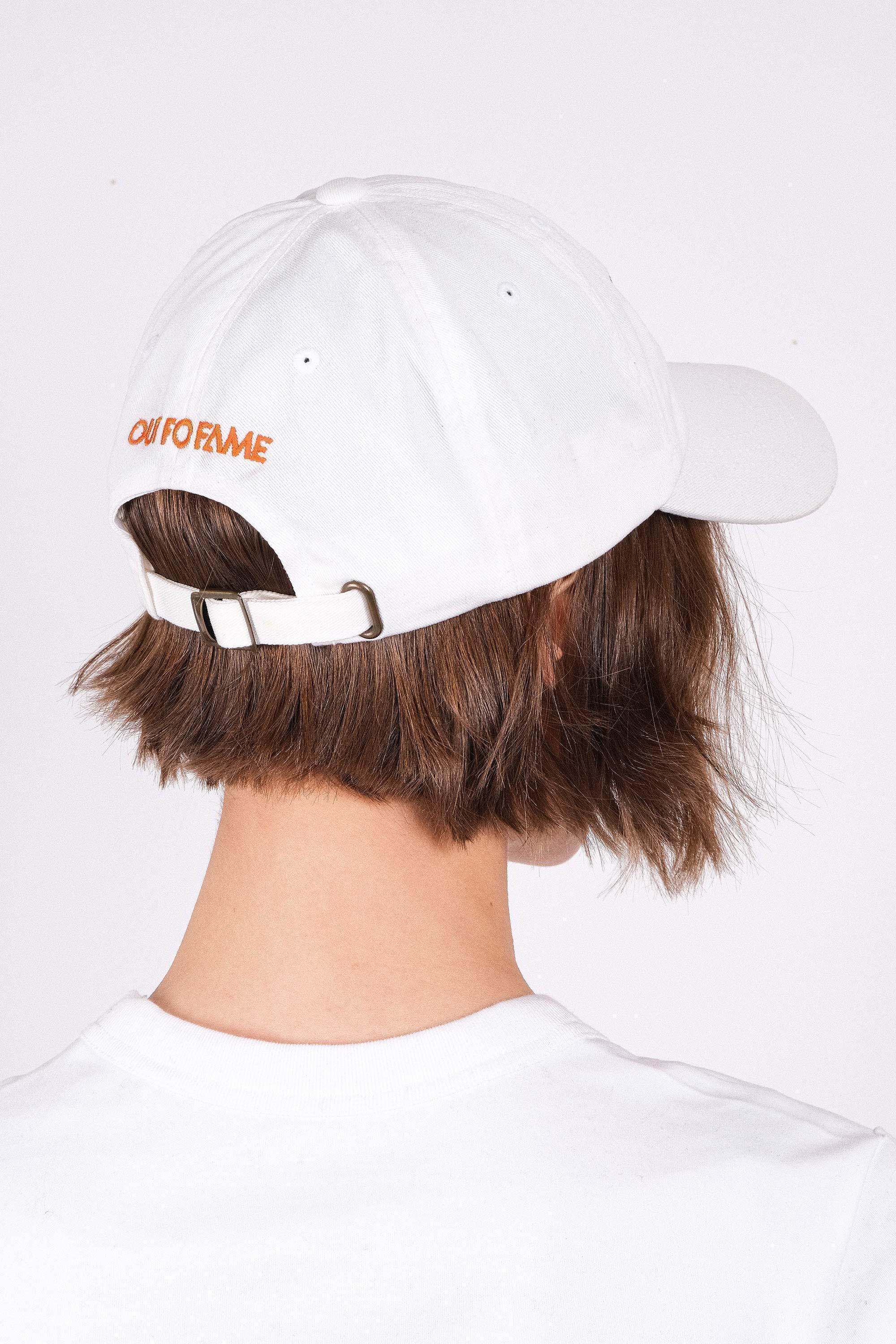 Бейсболка белого цвета 