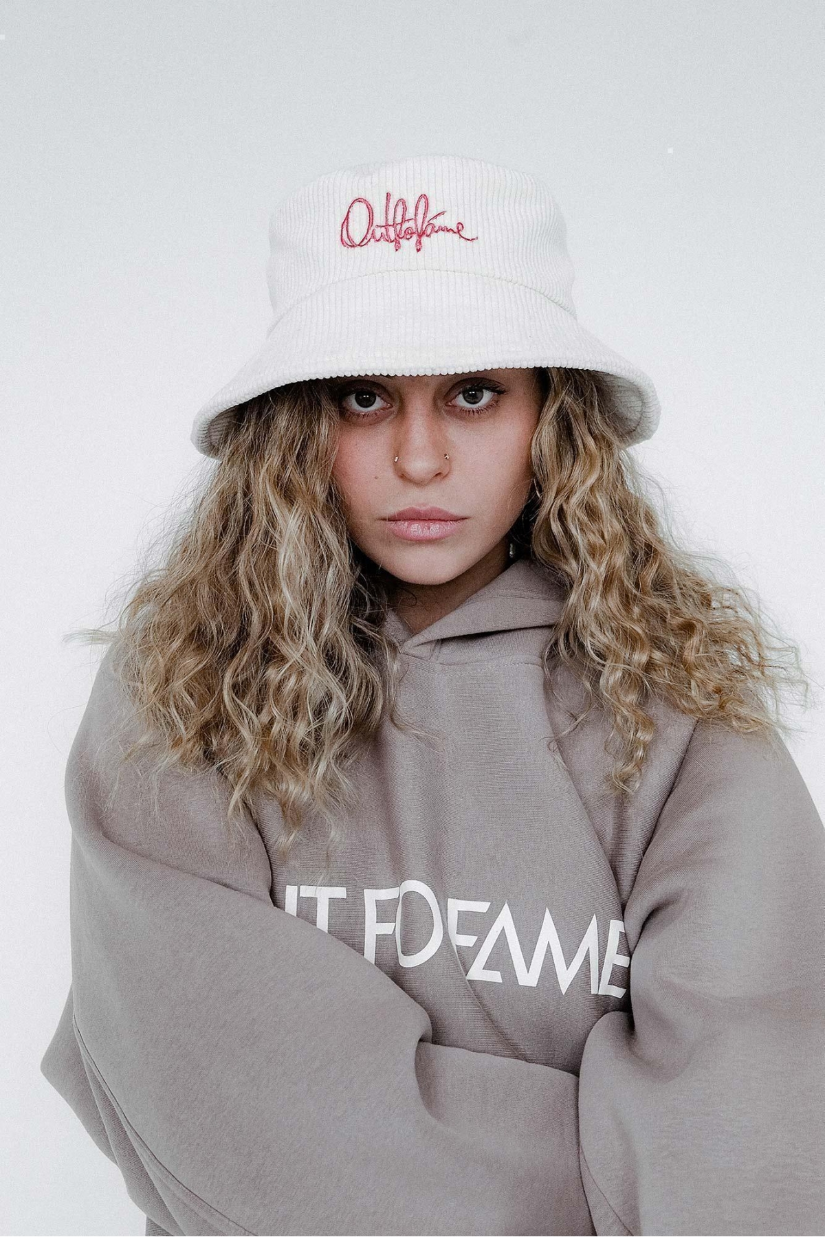 панама OUT FO FAME бежевая с розовой вышивкой