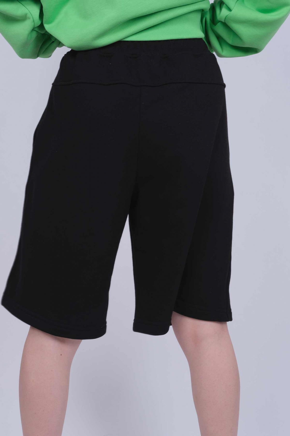 Черные базовые женские шорты оверсайз с вышивкой OUT FO FAME