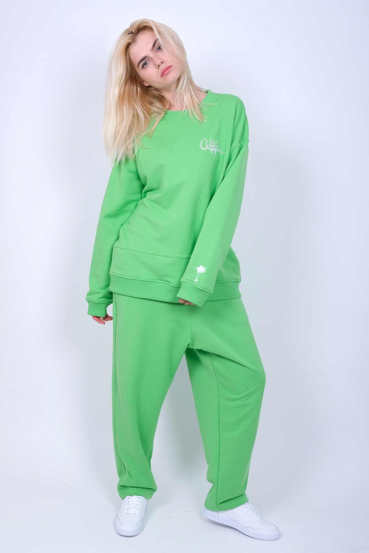 Зеленый женский оверсайз костюм OUT FO FAME со штанами