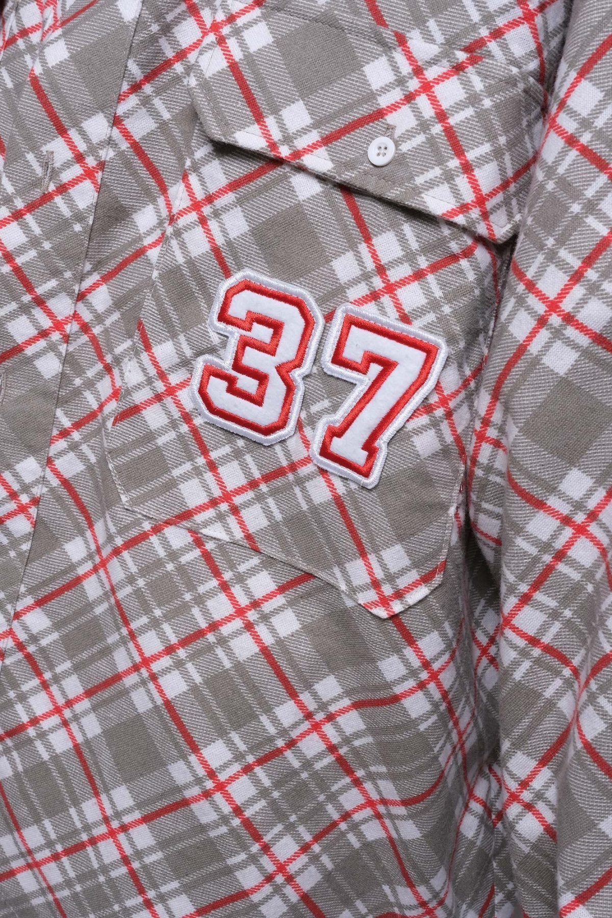 Рубашка фланелевая клечатая оверсайз OUT FO FAME Baseball, вышивка на кармане крупным планом