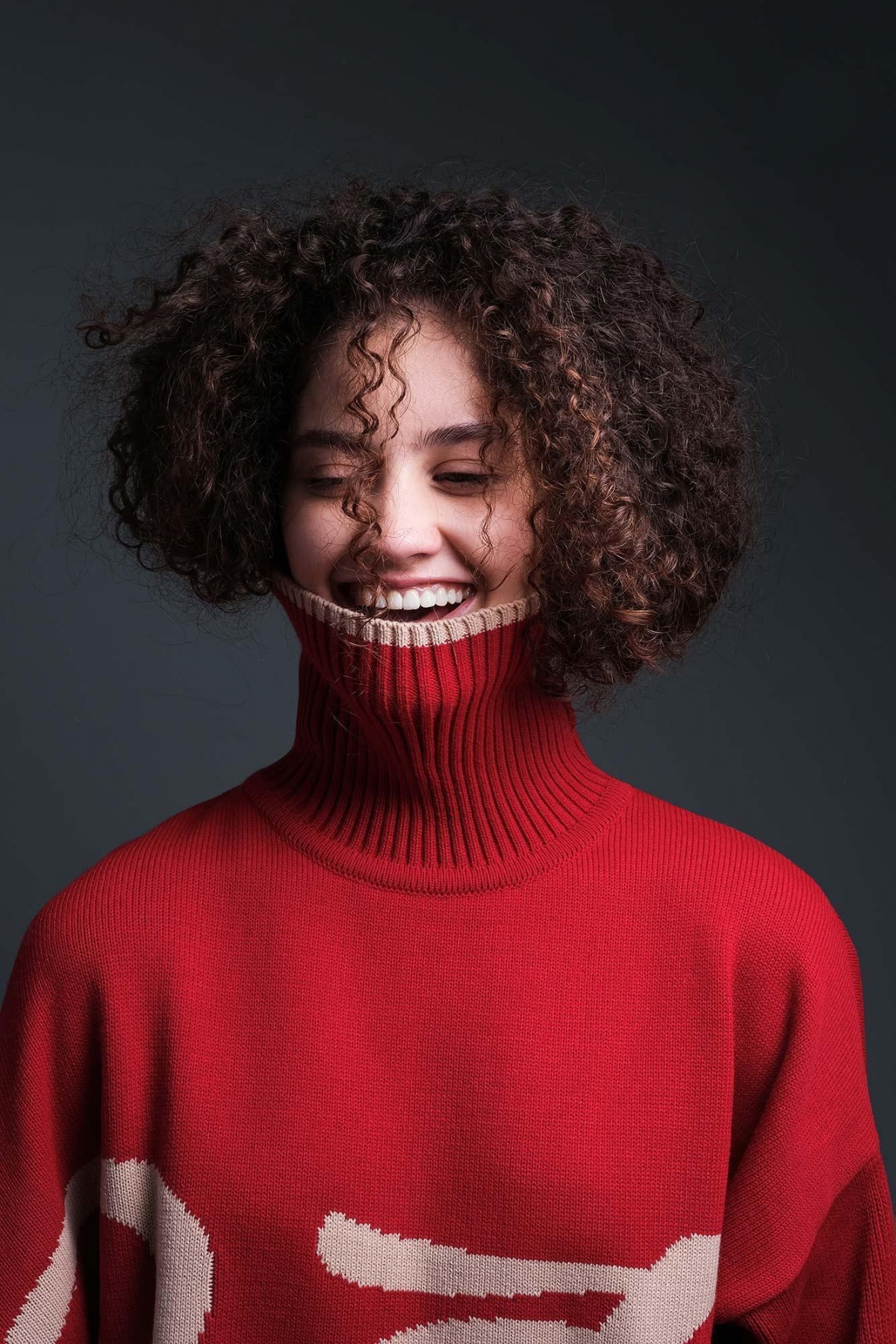 Теплый женский свитер красного цвета с высоким горлом OUT FO FAME
