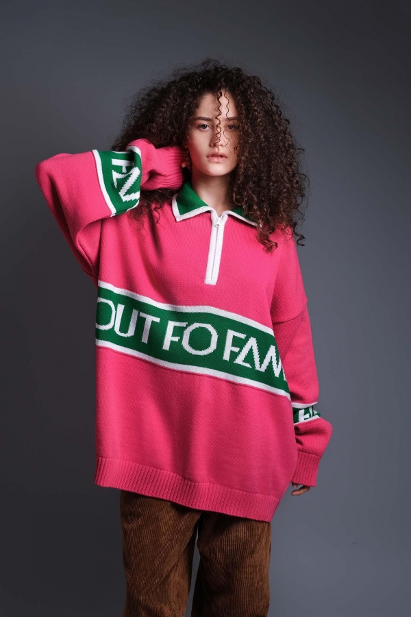 Розовый вязанный свитер оверсайз с зелёным OUT FO FAME