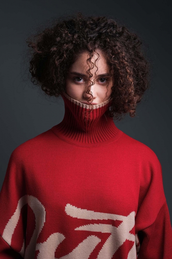 Теплый унисекс свитер красного цвета с высоким горлом OUT FO FAME