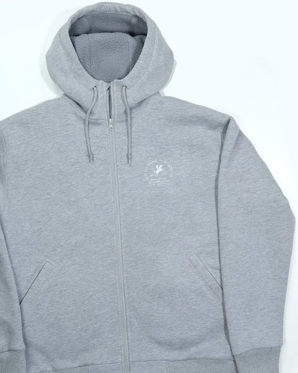 Серое streetwear худи с крупной надписью на спине на модели