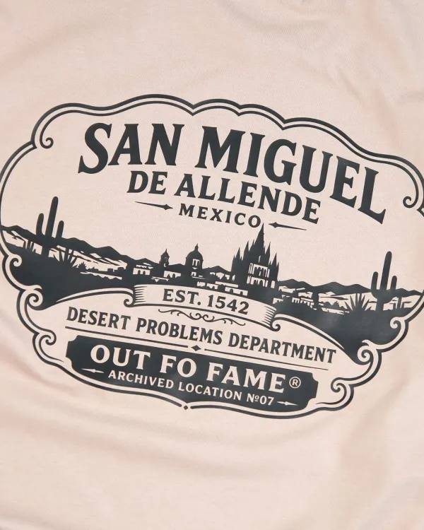 Крупный план графического принта San Miguel de Allende на бежевой oversized футболке Out Fo Fame