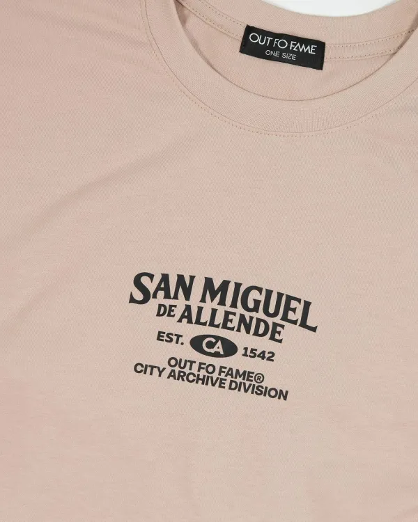 Детальный вид принта San Miguel de Allende на бежевой футболке Out Fo Fame