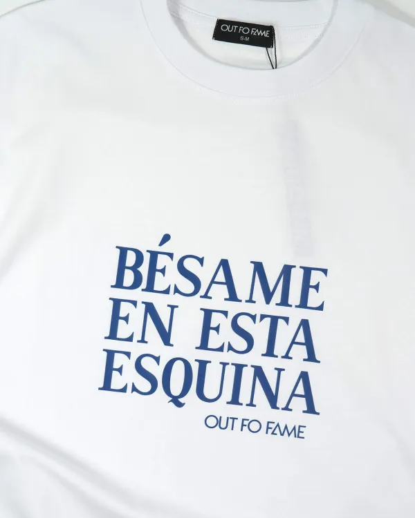 Белая футболка BÉSAME EN ESTA ESQUINA
