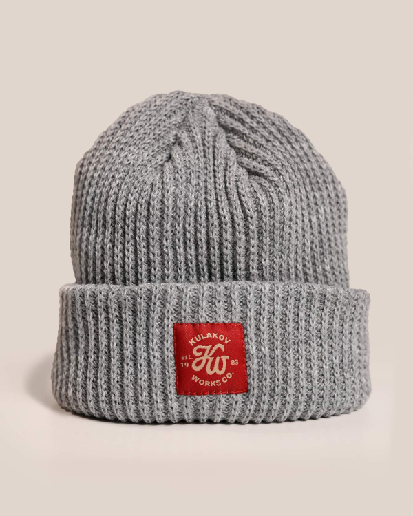 Серая вязаная шапка Kulakov Works с красным лейблом