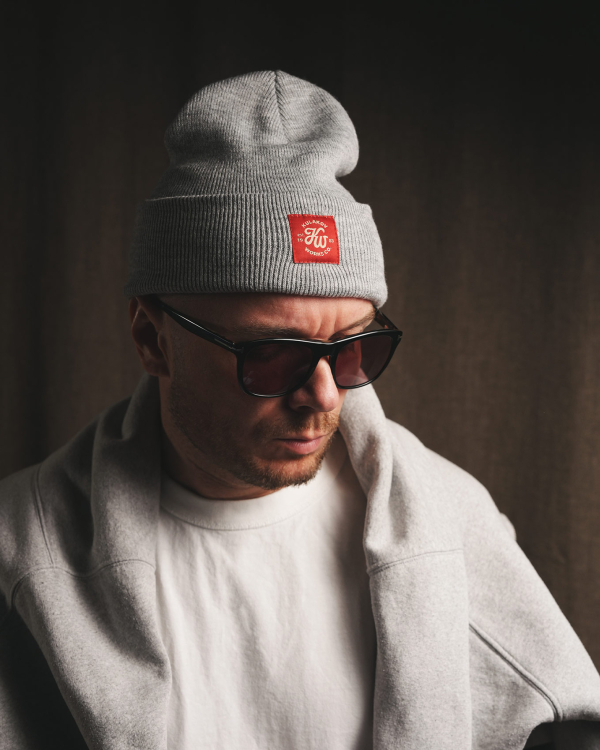 Серая вязаная шапка бини из мягкого трикотажа