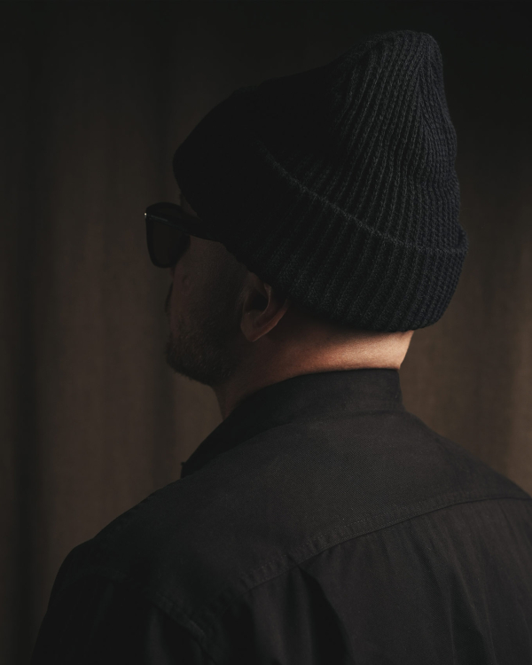 Чёрная минималистичная шапка бини для уличного стиля