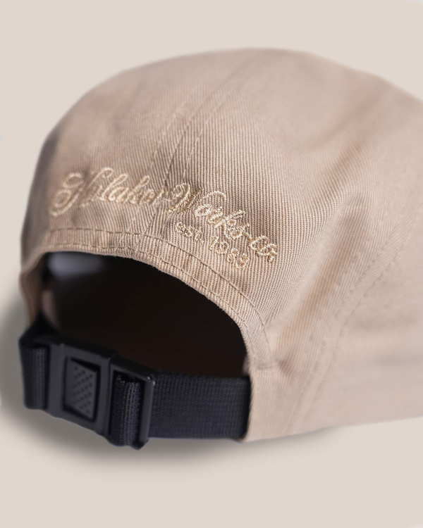 Кепка пятиклинка бежевого песочного цвета с шевроном Кулаков