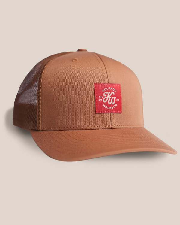 терракотовая бейсболка дальнобойшика с сеткой и красным шевроном