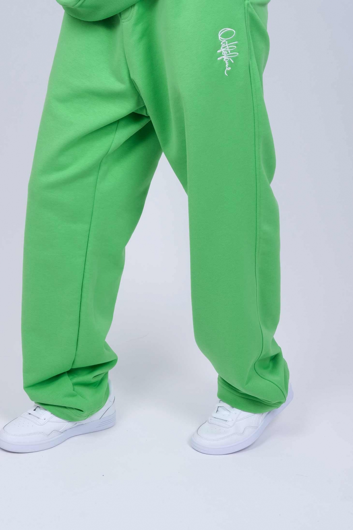 Зеленый оверсайз костюм с вышивкой OUT FO FAME со штанами