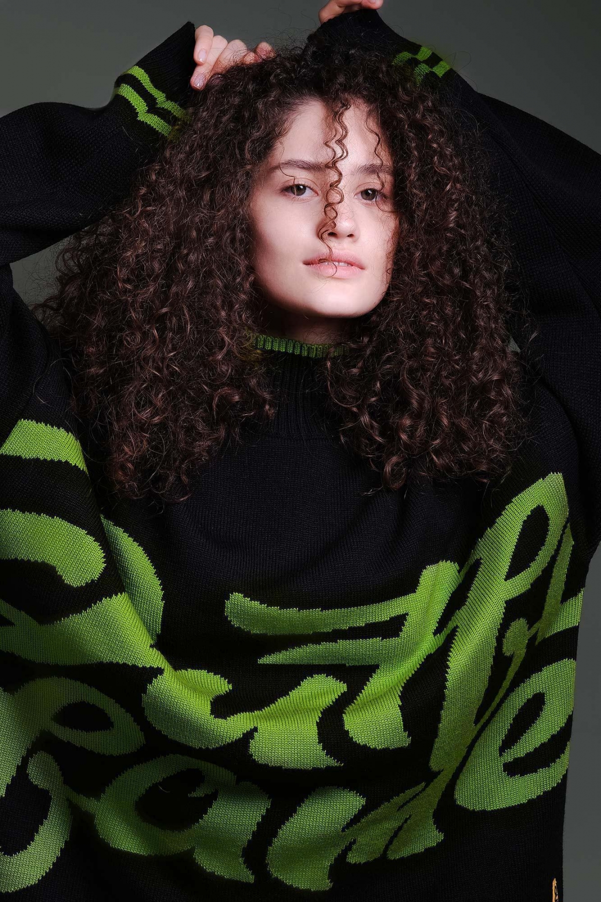 Черный теплый свитер оверсайз с зеленой вышивкой OUT FO FAME