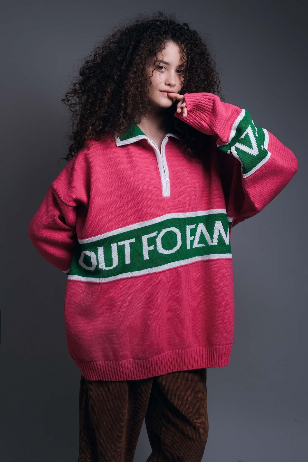 Розовый свитер oversize с зелёным OUT FO FAME