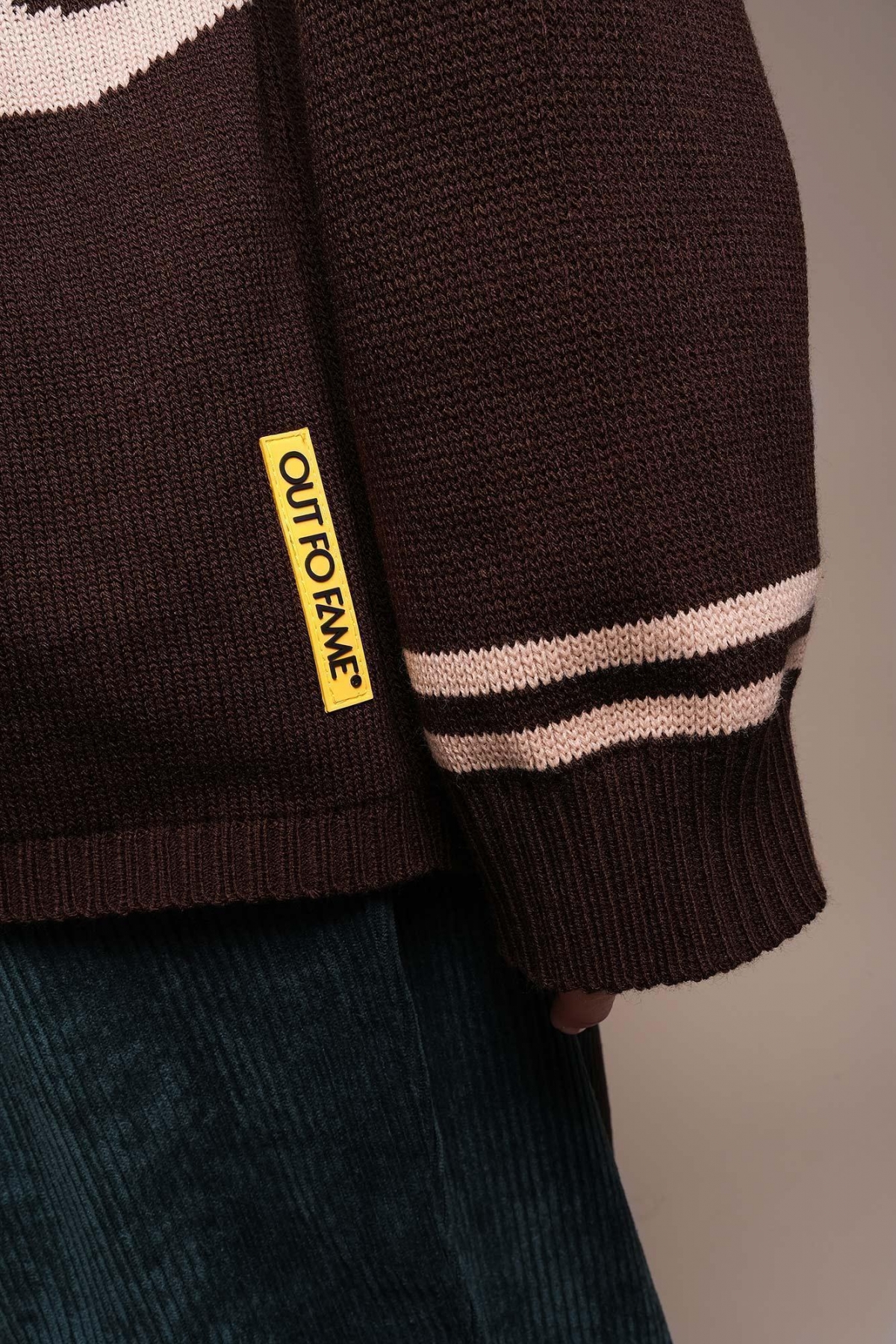 Бежево-коричневый свитер с высоким горлом OUT FO FAME